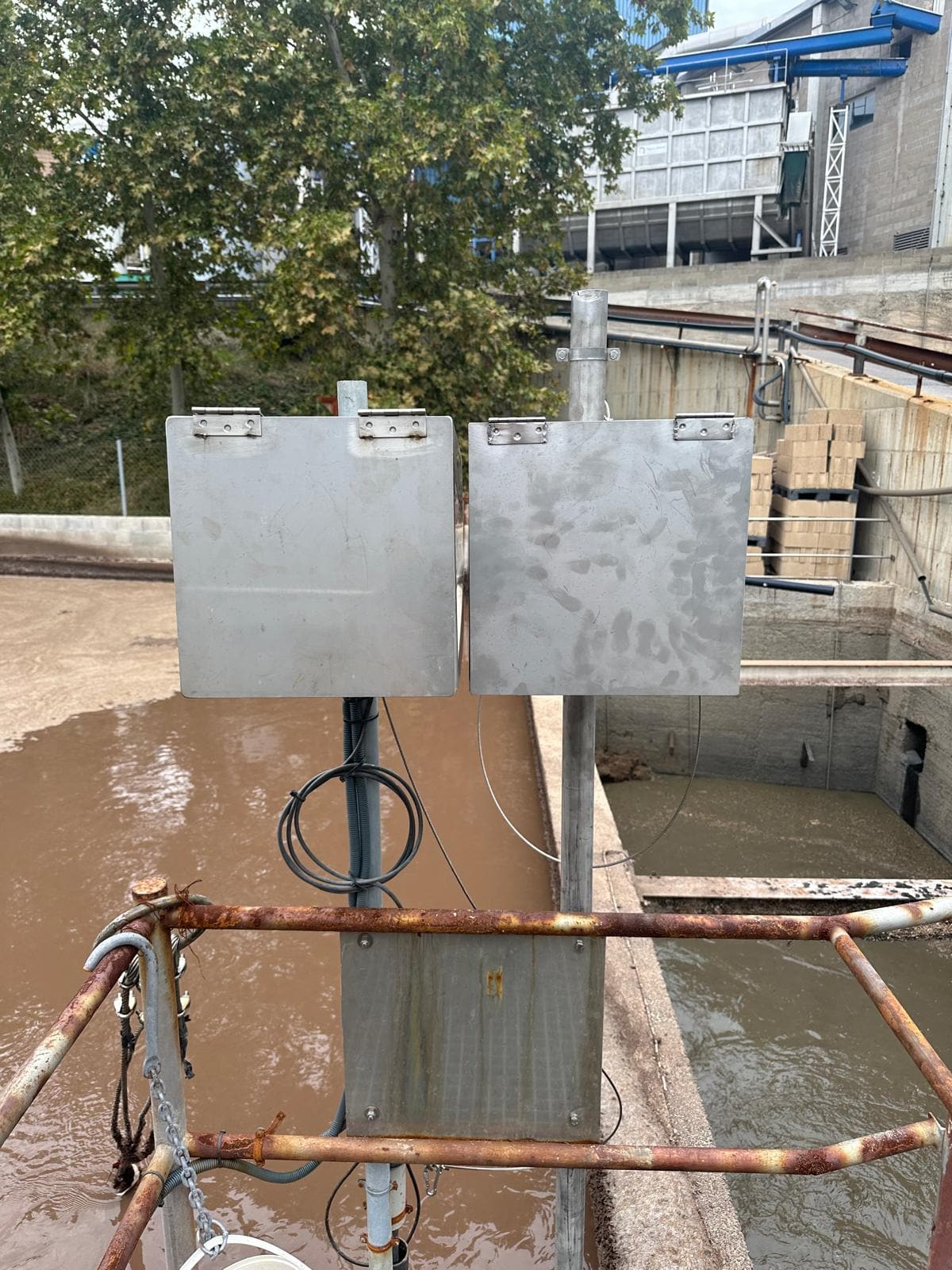 Armarios de protección para equipos de medición junto a canal de tratamiento