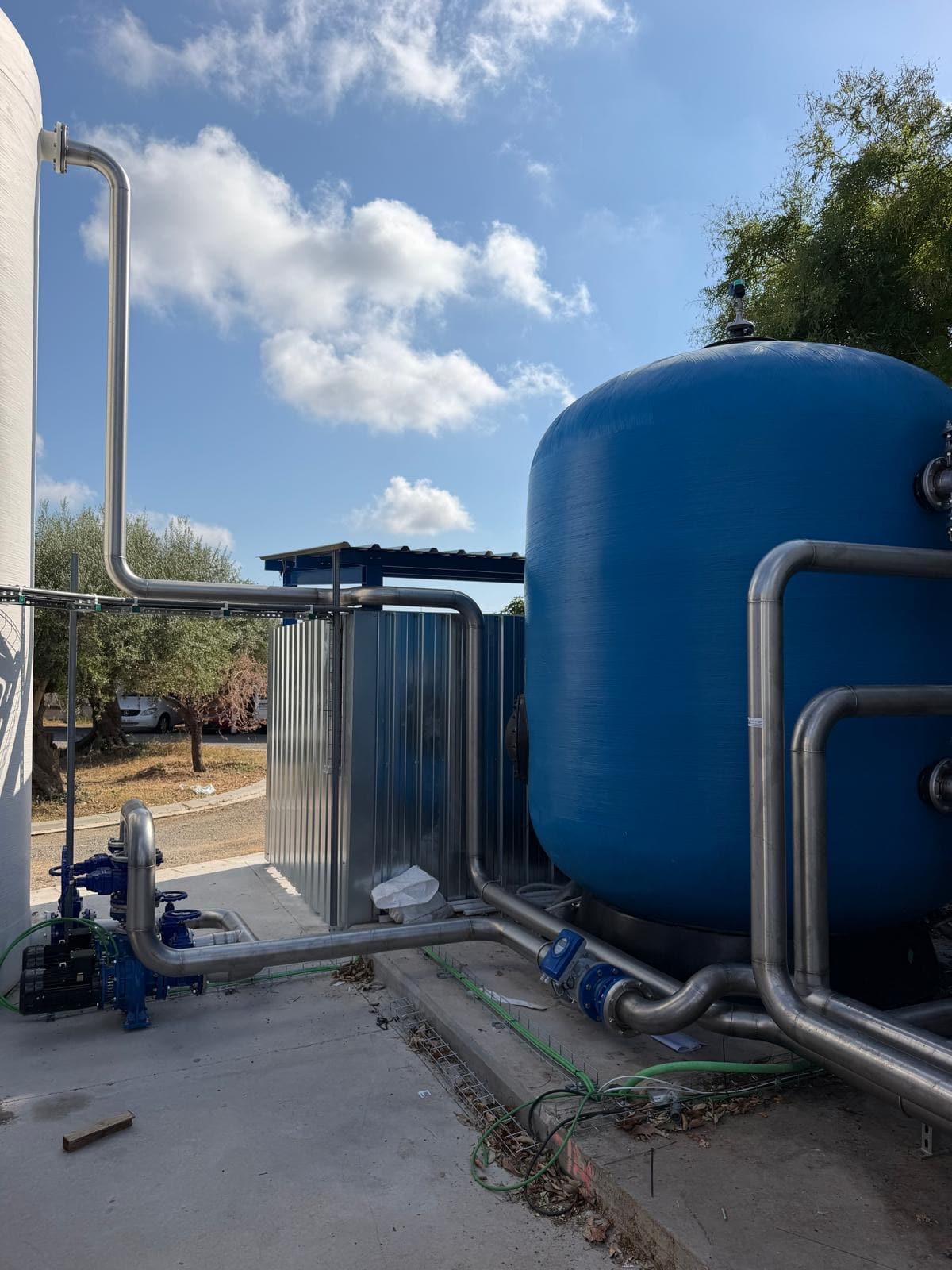 Conjunto de depósitos de tratamiento de agua con conducciones exteriores