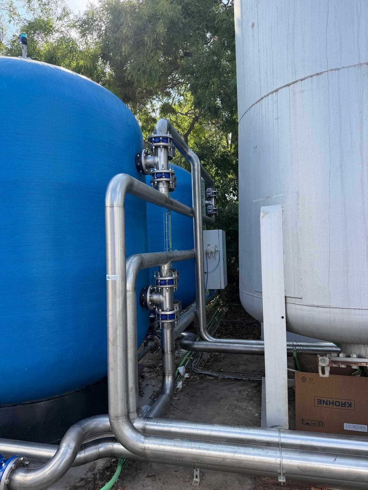 Depósito de tratamiento de agua con tuberías y válvulas en acero inoxidable