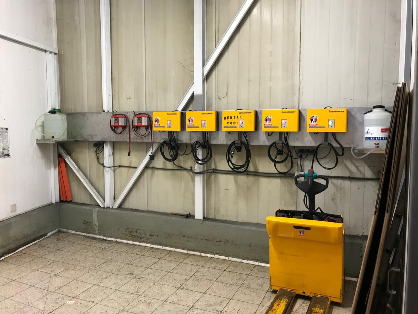 Instalación de estación de carga para maquinaria de almacén