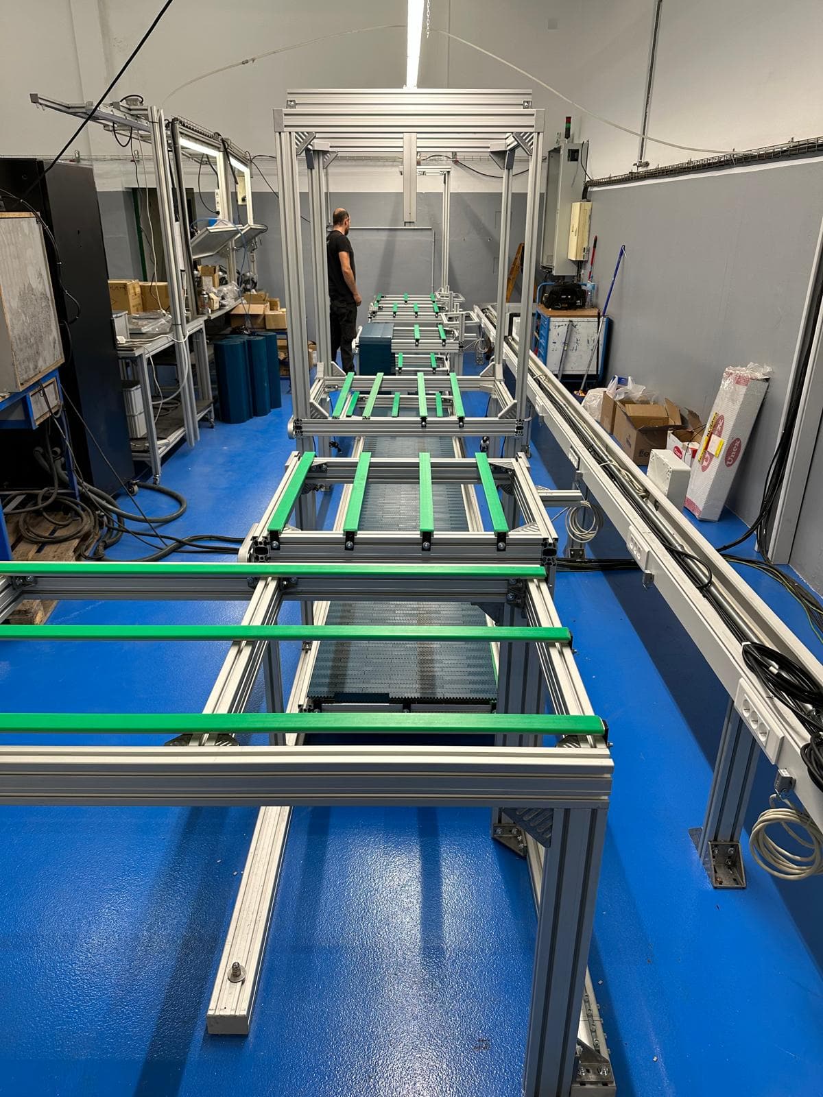 Estructura de perfil de aluminio para línea transportadora automatizada