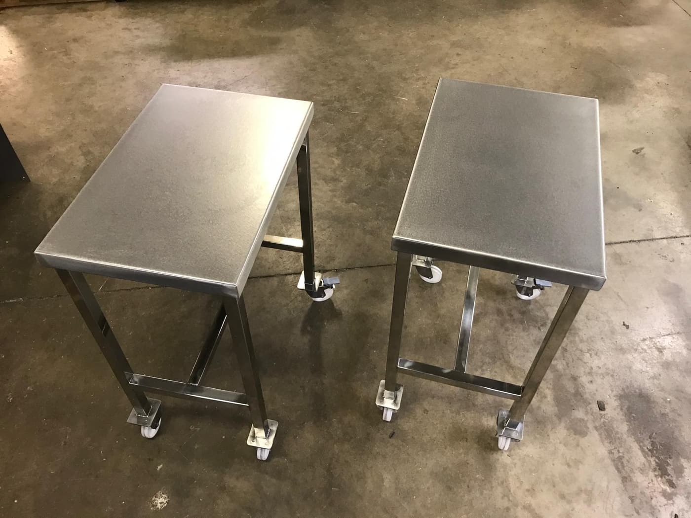 Mesas auxiliares con ruedas fabricadas en acero inoxidable