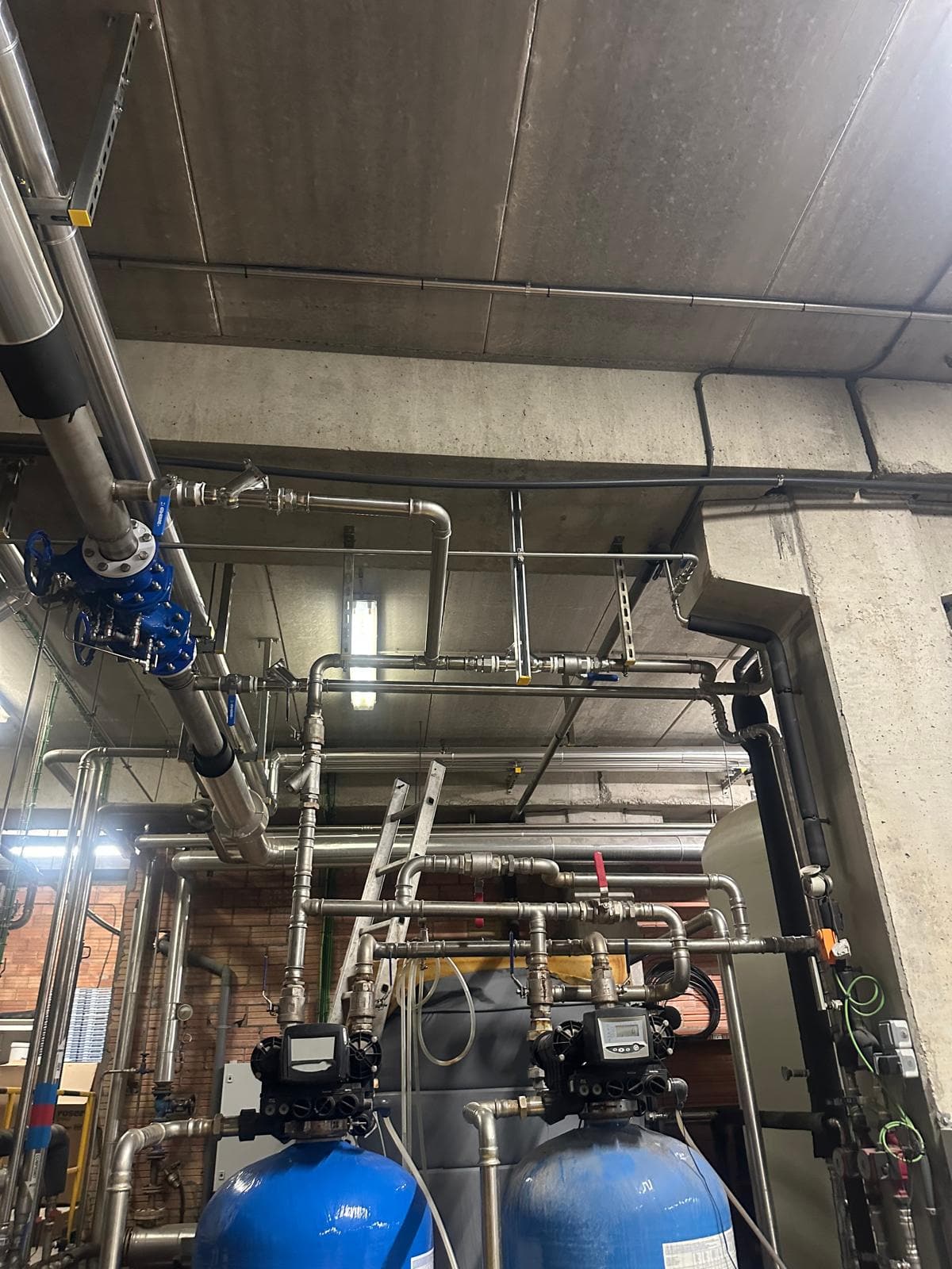Instalación de tuberías y depósitos en sala técnica de tratamiento de agua
